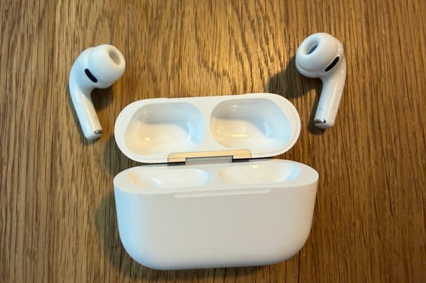 AirPods Pro 3 and case